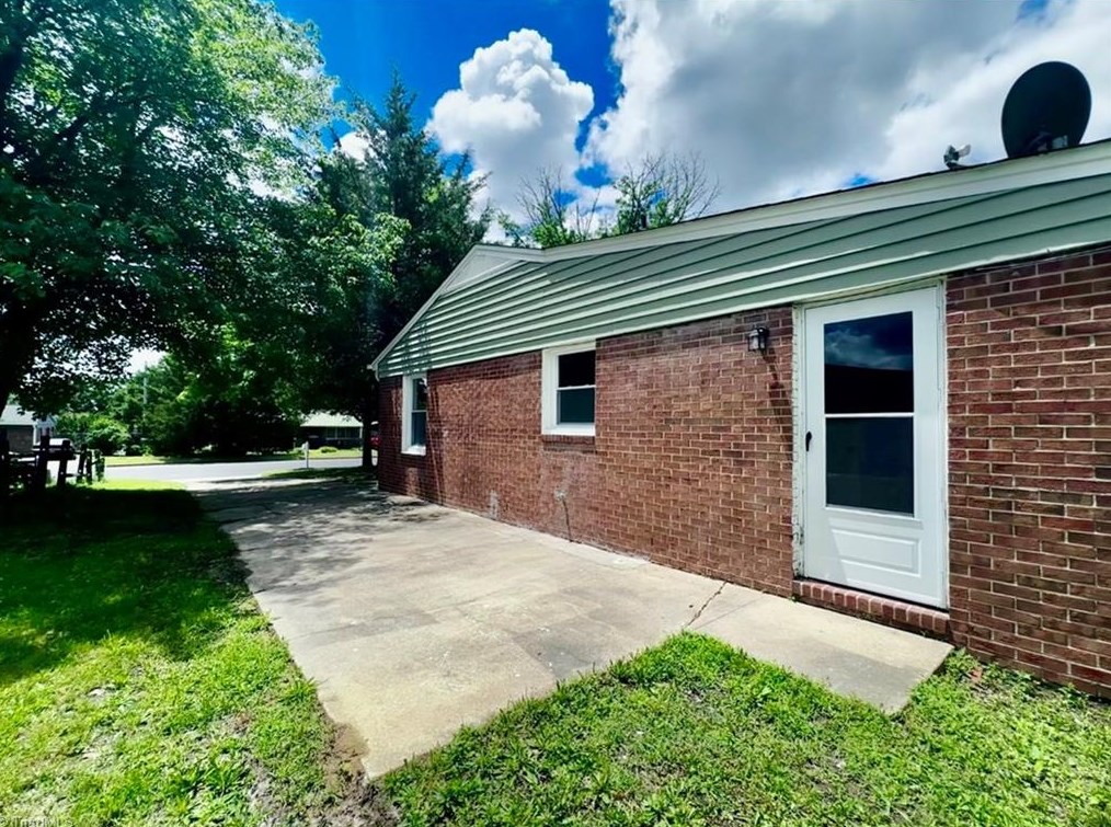 2517 Hilburn Dr, High Point NC 27260-5844 exterior