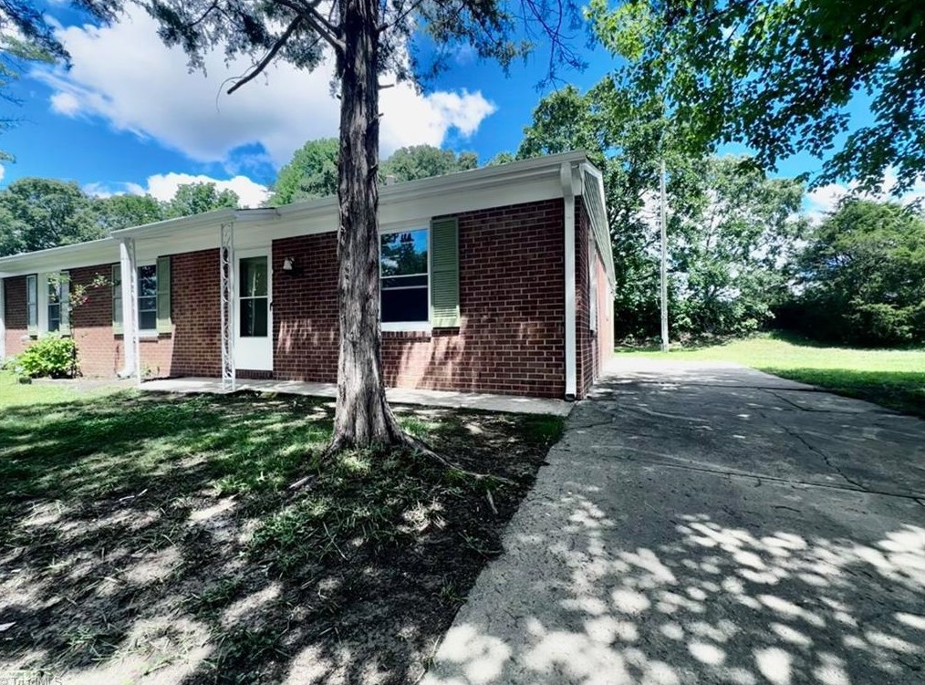 2517 Hilburn Dr, High Point NC 27260-5844 exterior