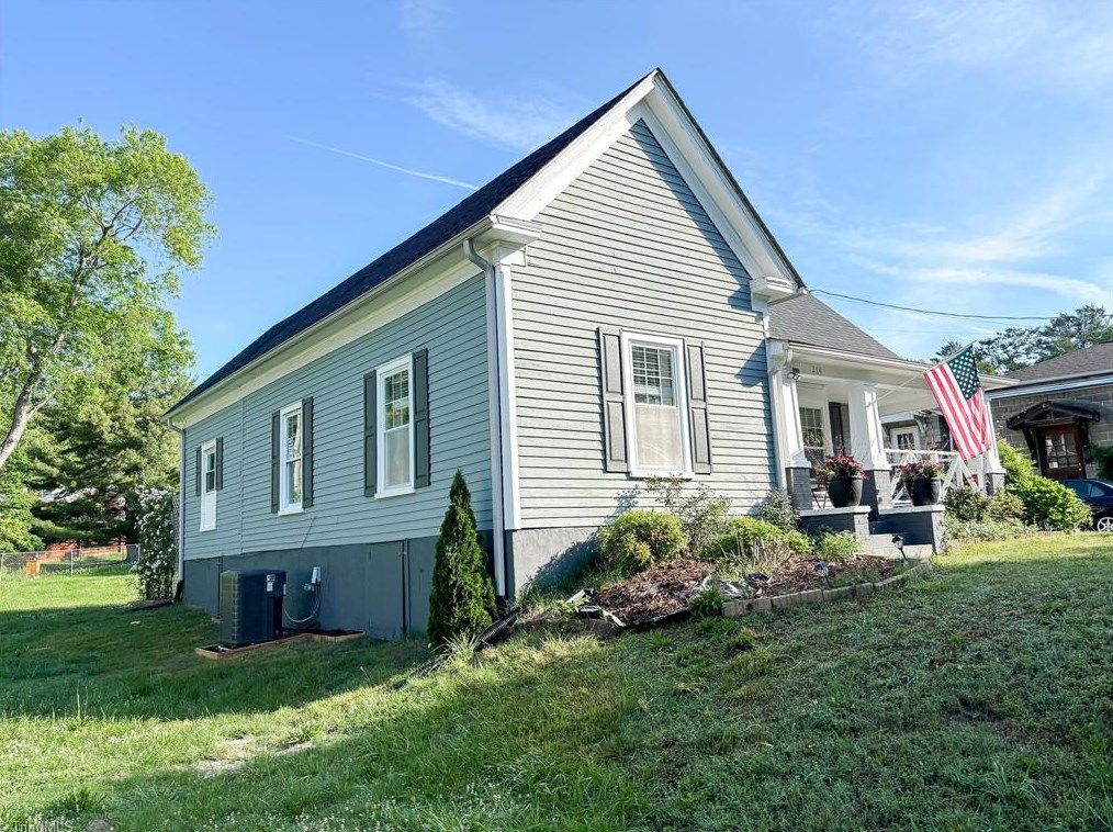 214 Broad St, Mount Airy NC  27030-4685 exterior