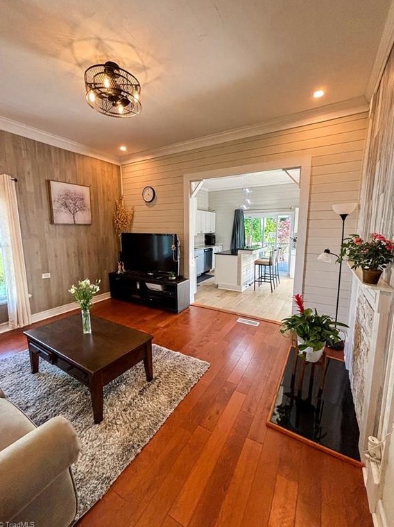 214 Broad St, Mount Airy NC  27030-4685 exterior