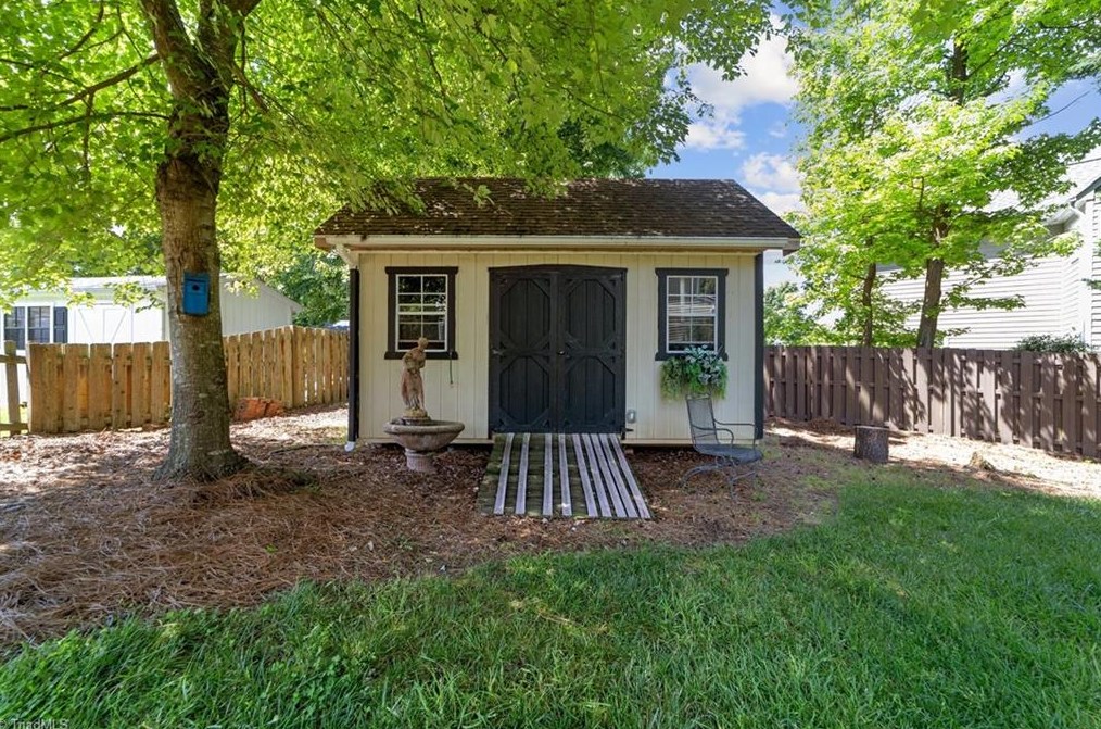 4705 Crystal Lake Dr, Greensboro NC 27410-9353 exterior