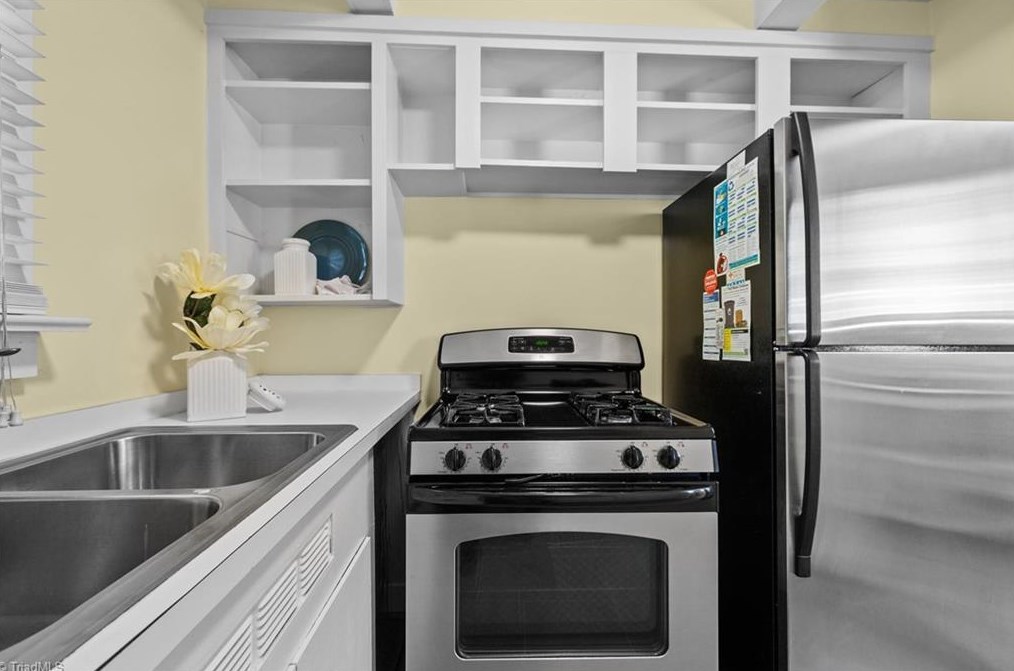 2503 Walker Ave, Greensboro NC  27403-2034 exterior