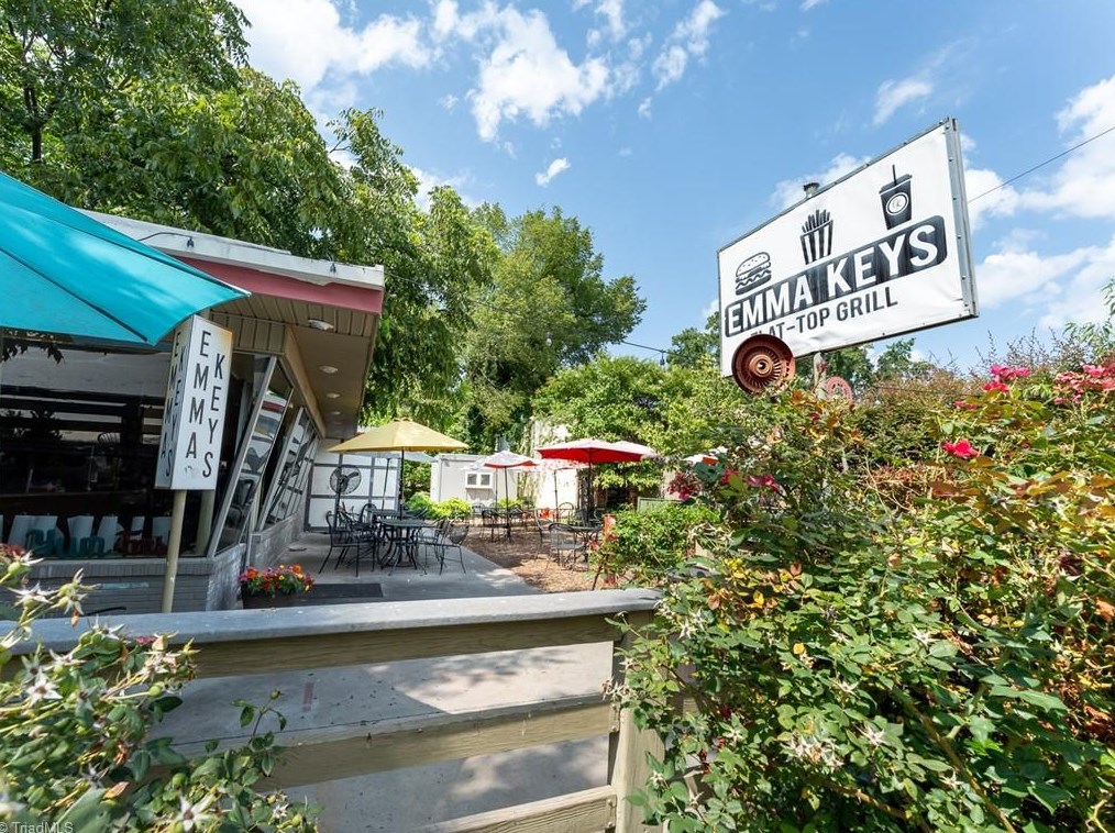 2503 Walker Ave, Greensboro NC  27403-2034 exterior