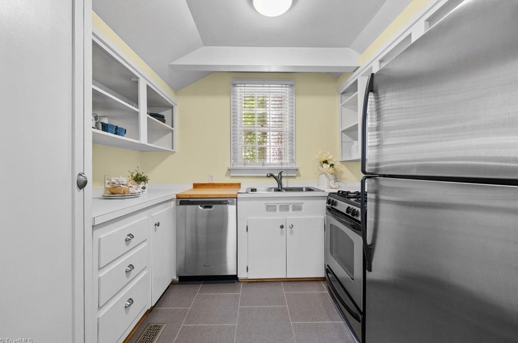 2503 Walker Ave, Greensboro NC  27403-2034 exterior