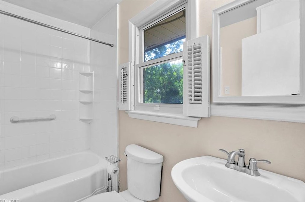 318 Melbourne Rd, Greensboro NC  27405-4319 exterior