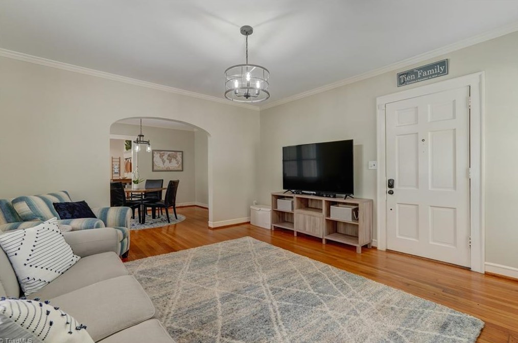 1906 Fernwood Dr, Greensboro NC 27408-5524 exterior