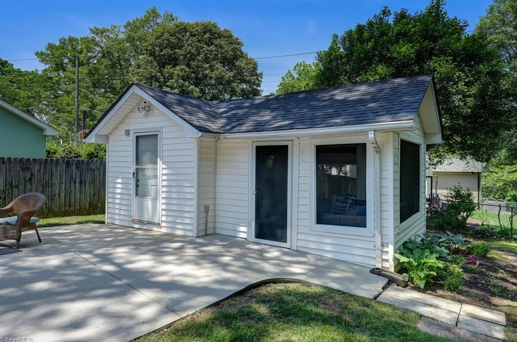 1906 Fernwood Dr, Greensboro NC 27408-5524 exterior