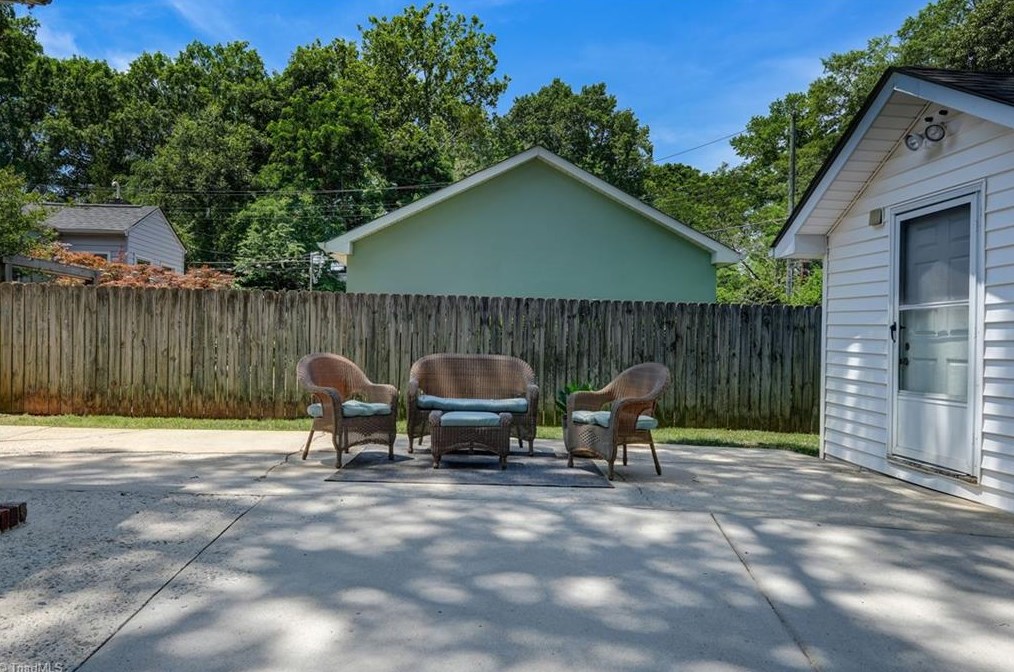 1906 Fernwood Dr, Greensboro NC 27408-5524 exterior