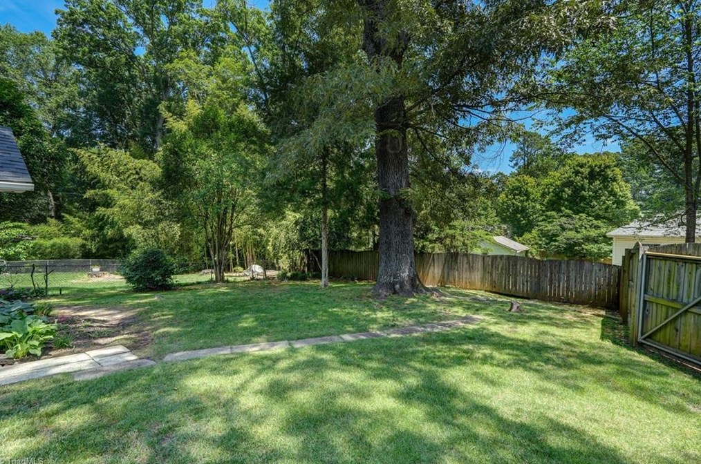 1906 Fernwood Dr, Greensboro NC 27408-5524 exterior
