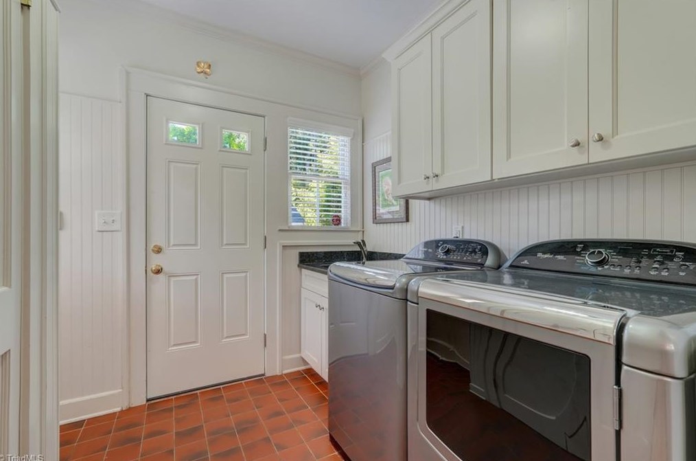 1906 Fernwood Dr, Greensboro NC 27408-5524 exterior