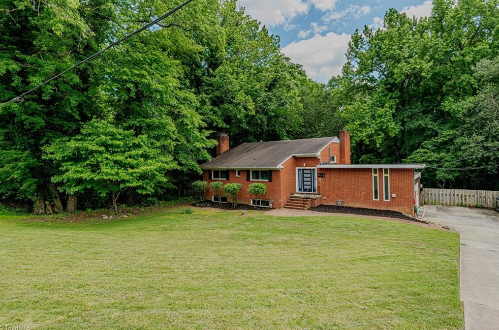 217 Pineridge Dr, High Point NC  27262-8207 exterior