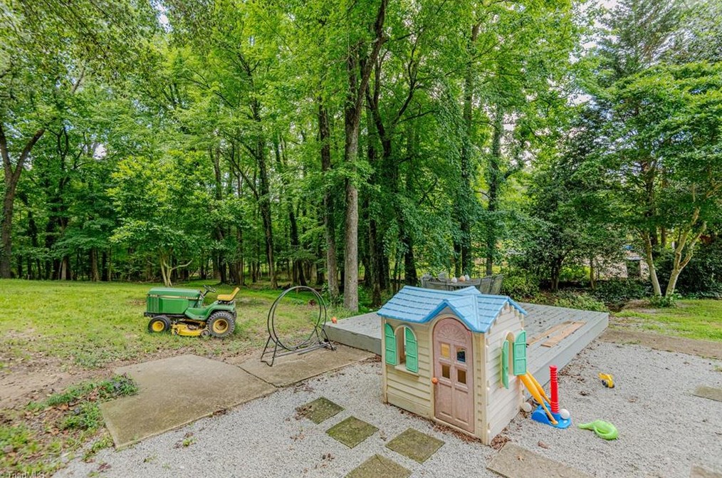 217 Pineridge Dr, High Point NC  27262-8207 exterior