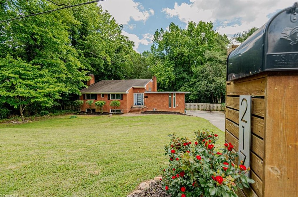 217 Pineridge Dr, High Point NC  27262-8204 exterior