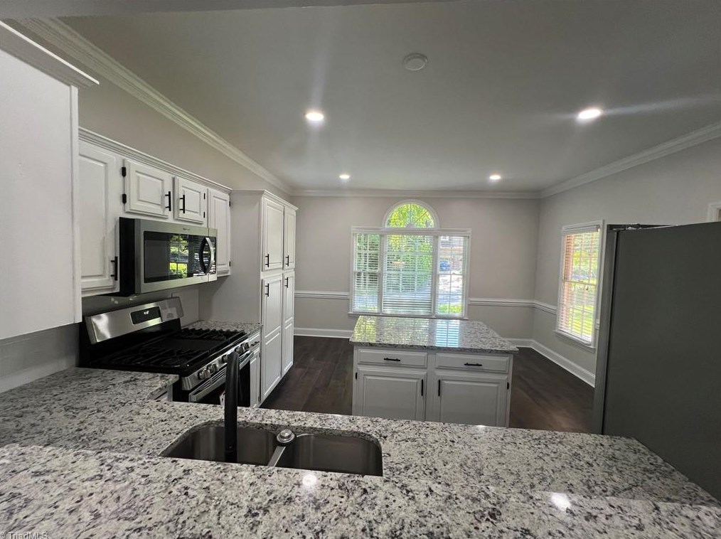 6409 Spyglass Dr, Greensboro NC  27410-8266 exterior