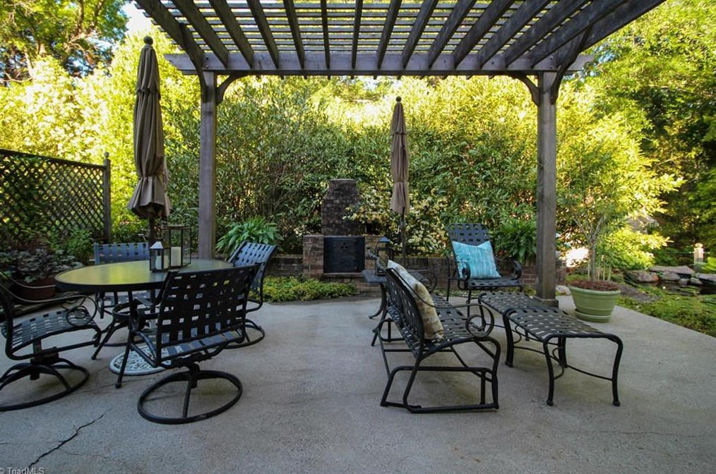 3907 Cascade Dr, Greensboro NC  27410-3909 exterior