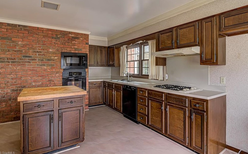 2304 Red Forest Rd, Greensboro NC  exterior