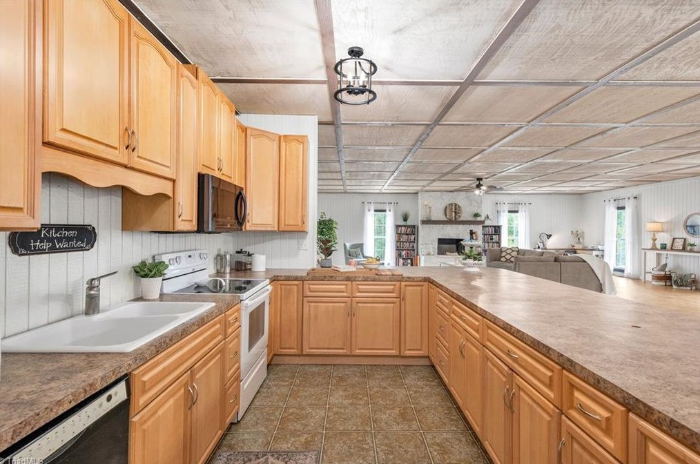 123 Sports Ln, Pilot Mountain NC  27041-7452 exterior