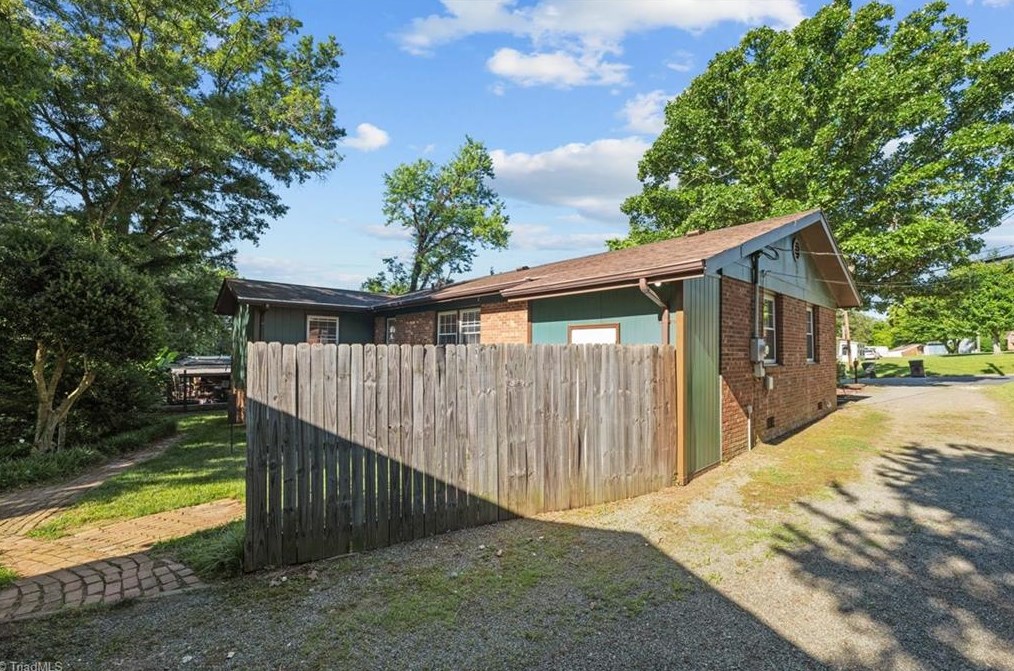 1318 Elder Way, Burlington NC 27215-6580 exterior