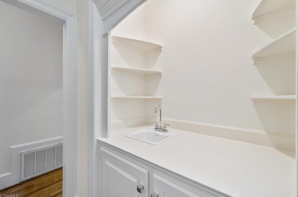 5 Sommerton Ct, Greensboro NC 27408-3847 exterior