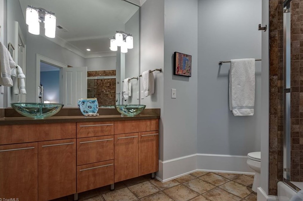 1811 Dalton Rd, Greensboro NC 27408-5825 exterior