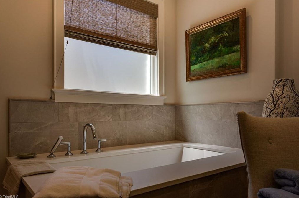 1811 Dalton Rd, Greensboro NC 27408-5825 exterior