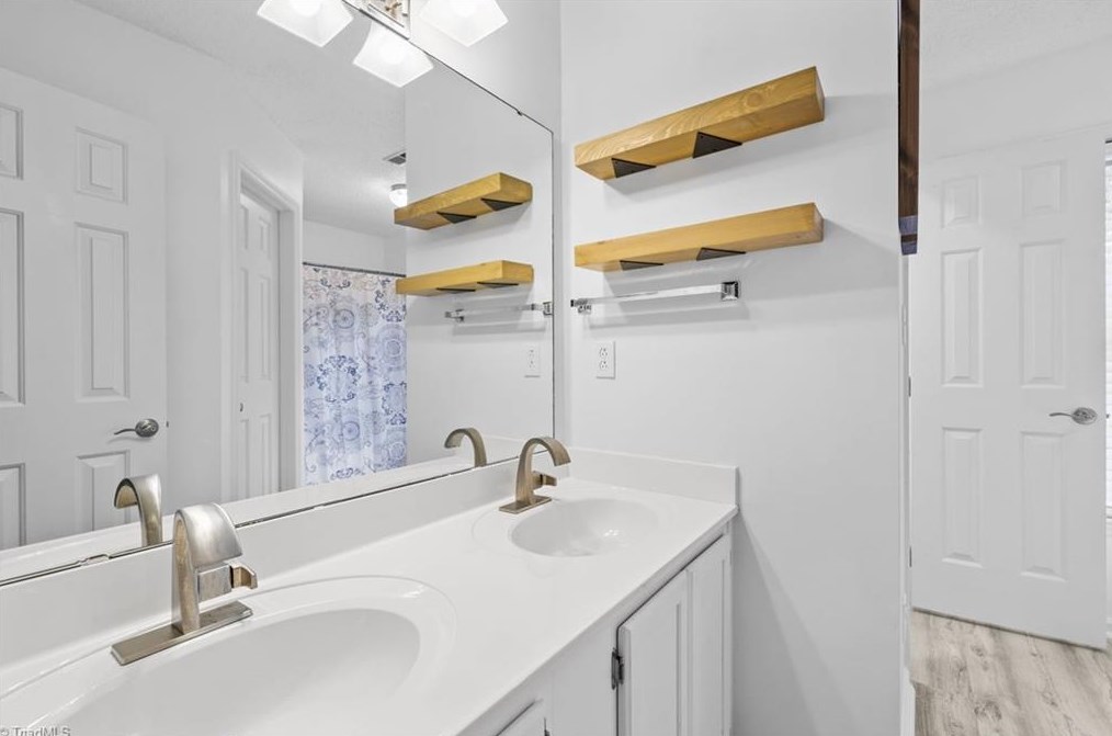 7 Riv Chase Ct, Greensboro NC  27407-6112 exterior