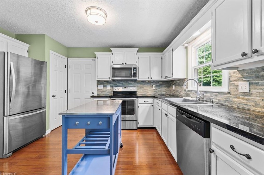 7 Riv Chase Ct, Greensboro NC  27407-6112 exterior