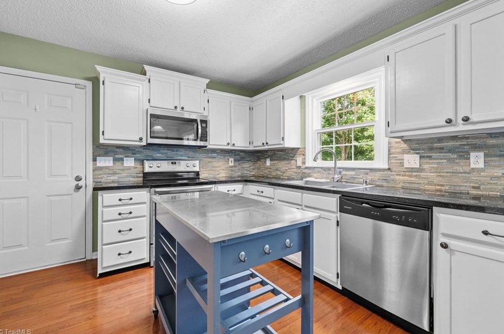 7 Riv Chase Ct, Greensboro NC  27407-6112 exterior