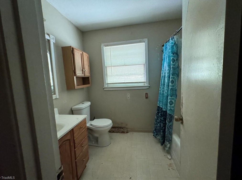 1401 Guest St, Greensboro NC 27405-3708 exterior