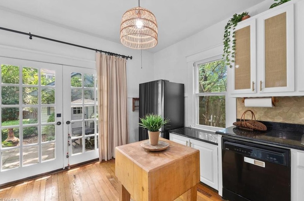 621 Mendenhall St, Greensboro NC 27403-1755 exterior