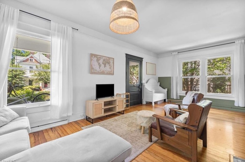 621 Mendenhall St, Greensboro NC 27403-1755 exterior