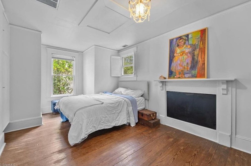 621 Mendenhall St, Greensboro NC 27403-1755 exterior