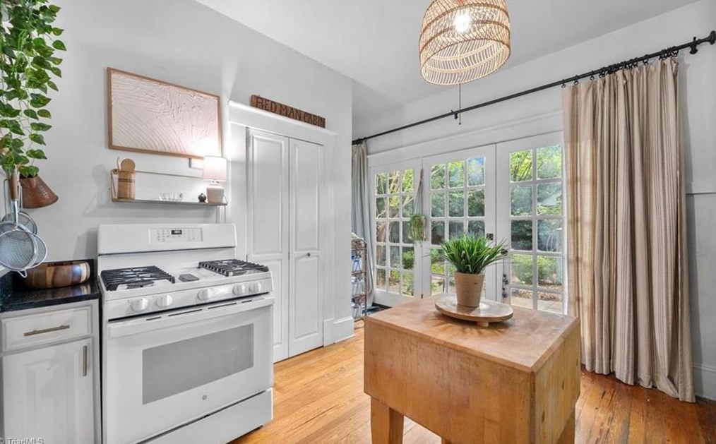 621 Mendenhall St, Greensboro NC 27403-1755 exterior