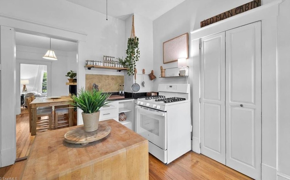 621 Mendenhall St, Greensboro NC 27403-1755 exterior