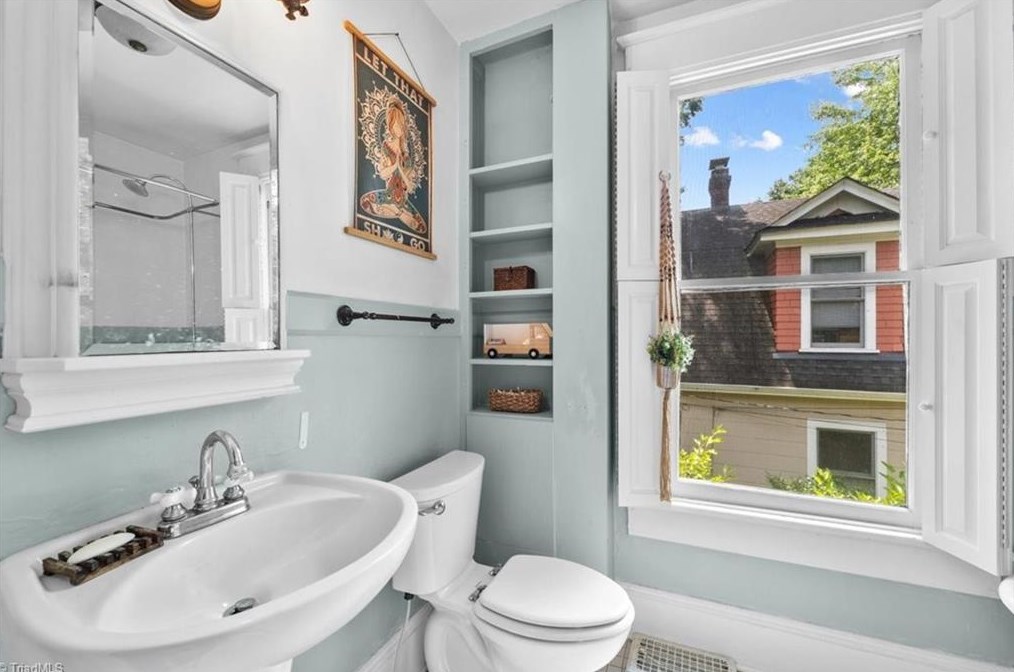 621 Mendenhall St, Greensboro NC 27403-1755 exterior