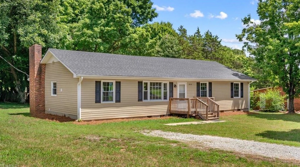 2818 Broadbay Dr, Winston Salem NC  27107-2504 exterior