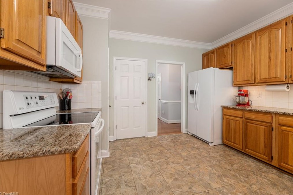 2230 Nettlebrook Dr, Winston Salem NC  27106-9411 exterior