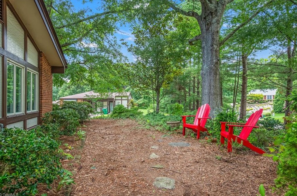 1129 Gatehouse Rd, High Point NC  27262-4521 exterior