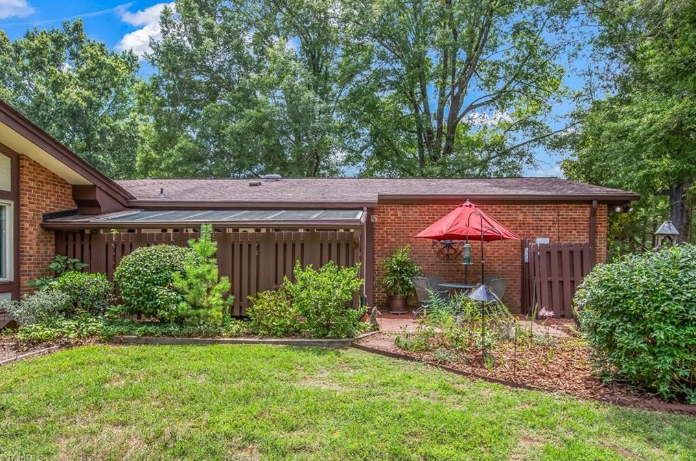 1129 Gatehouse Rd, High Point NC  27262-4521 exterior