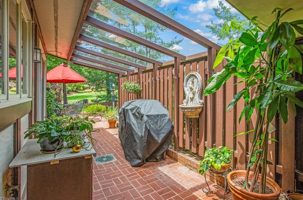 1129 Gatehouse Rd, High Point NC  27262-4521 exterior