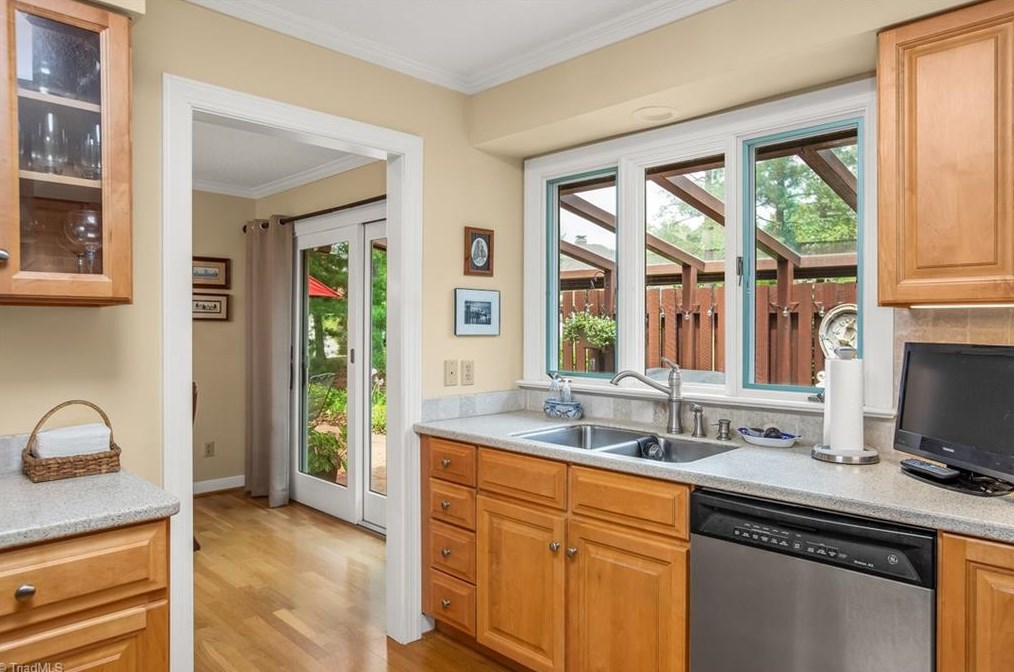 1129 Gatehouse Rd, High Point NC  27262-4521 exterior