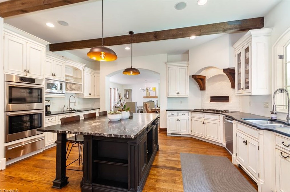 807 Sunset Dr, Greensboro NC 27408-7213 exterior