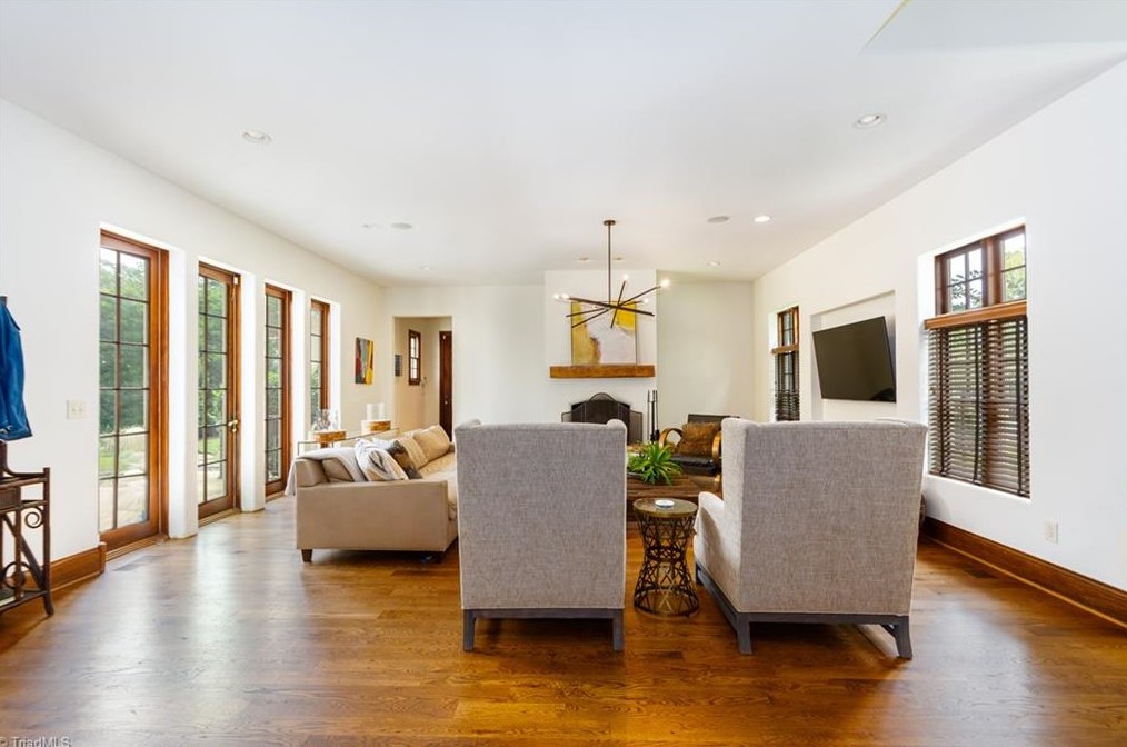 807 Sunset Dr, Greensboro NC 27408-7213 exterior