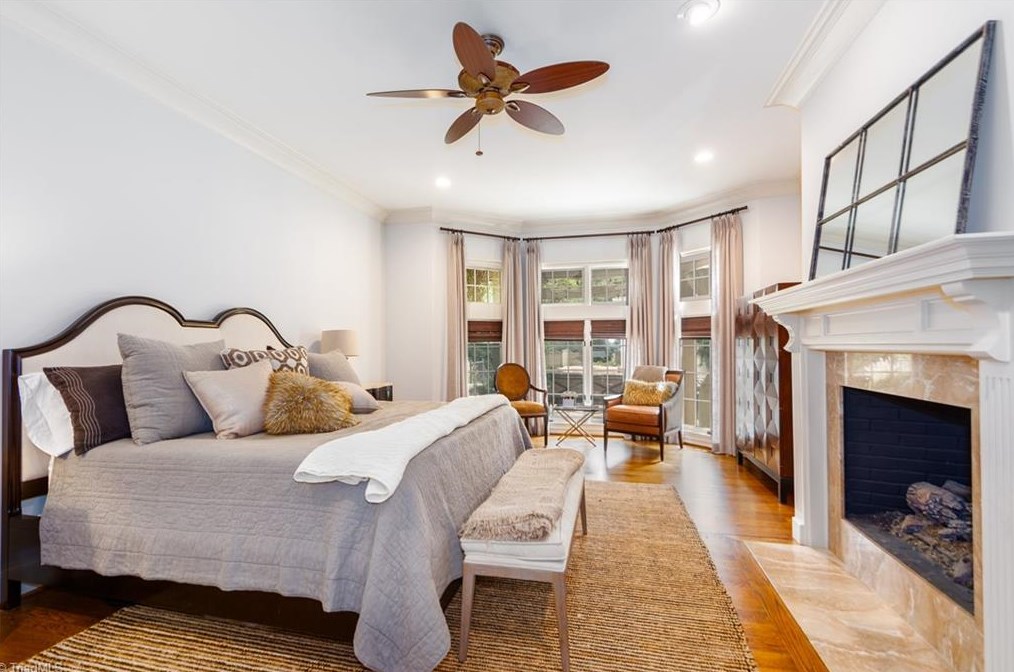 807 Sunset Dr, Greensboro NC 27408-7213 exterior