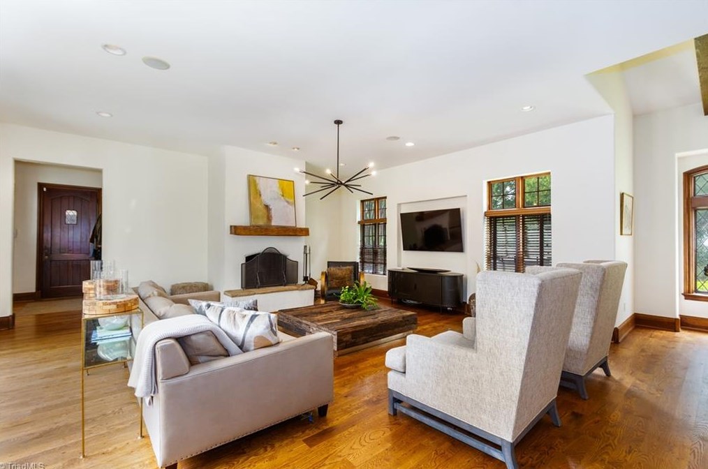 807 Sunset Dr, Greensboro NC 27408-7213 exterior