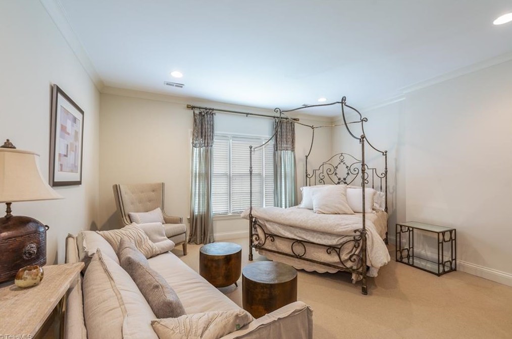 807 Sunset Dr, Greensboro NC 27408-7213 exterior