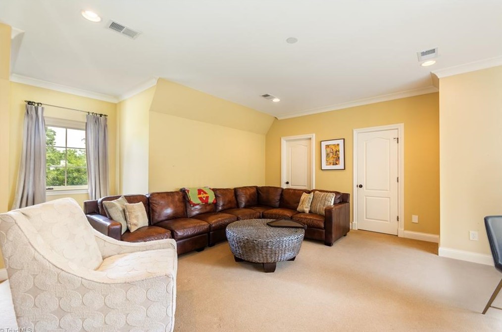 807 Sunset Dr, Greensboro NC 27408-7213 exterior