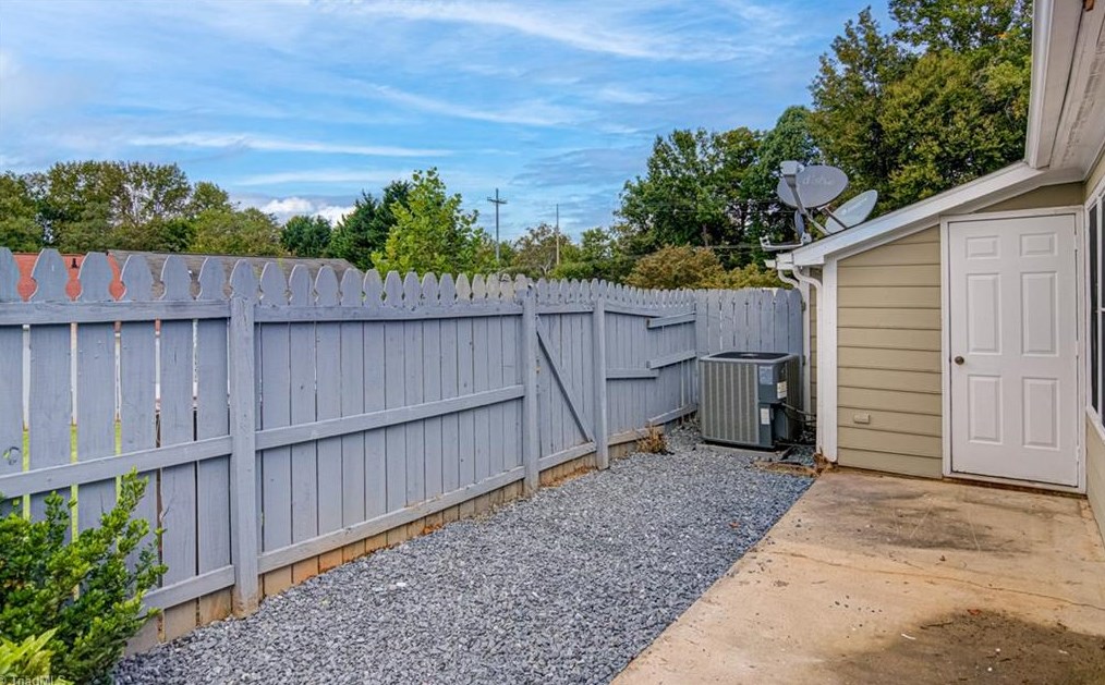 1445 Bailey Cir, High Point NC  27262-3563 exterior