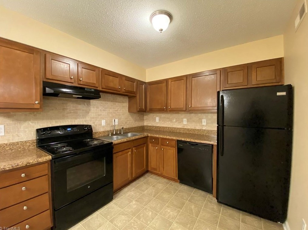 568 Brookside Ct, Kernersville NC  27284-3320 exterior