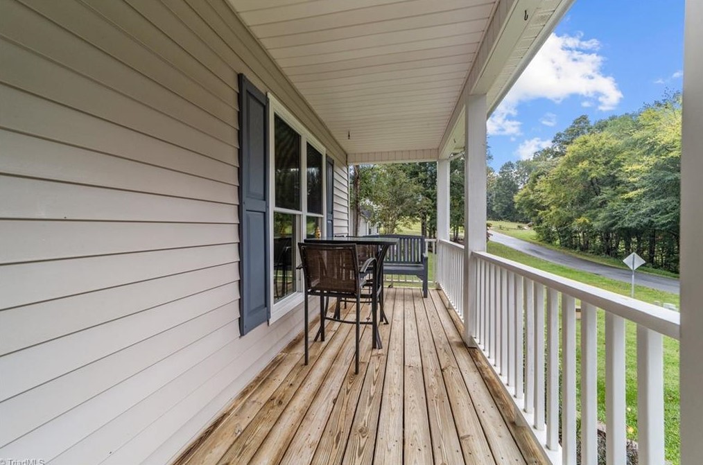 8202 Daltonshire Dr, Oak Ridge NC 27310-9654 exterior